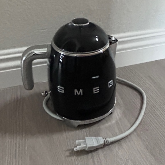 SMEG Black Mini Electric Kettle 3 Cup - Picture 5 of 5